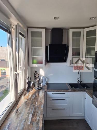 Reality Prenájom zariadeného 3 izbového bytu, centrum LC