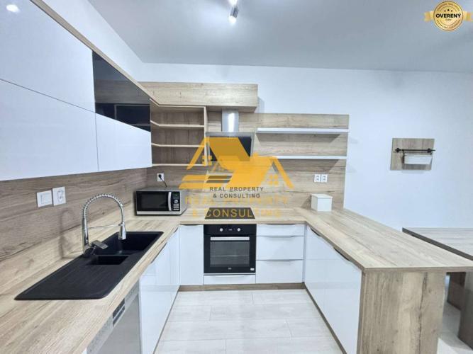 Reality Exkluzívne! Prenajmem veľký 3 izbový byt v Nových Zámkoch