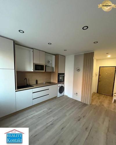 Reality PRENÁJOM kompletne prerobeného 1 izbového bytu s balkónom sídl. JUH NZ