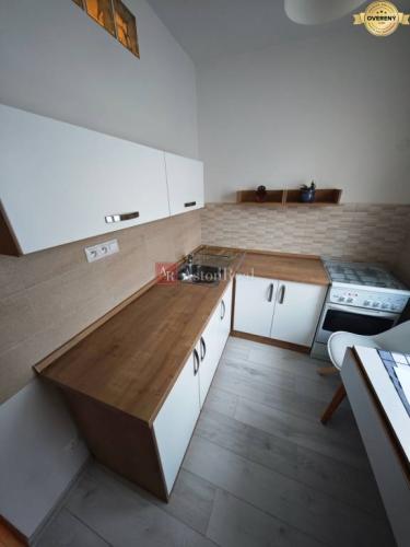 Reality Predaj: 2 izbový byt s loggiou 61 m2 pôvodný stav blízko centra