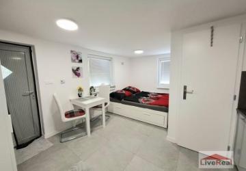 Reality Samostatné bývanie - 1 izb byt Zlaté piesky s pozemkom 250m2, klimatizácia, elektrina, voda, 50m