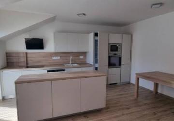 Reality Na prenájom veľmi pekný a priestranný 3 izbový byt v Nových Zámkoch