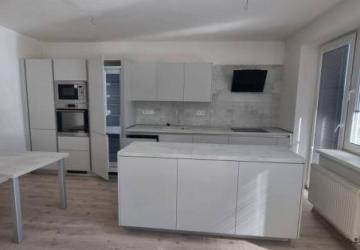 Reality Na prenájom veľmi pekný a priestranný 3 izbový byt v Nových Zámkoch