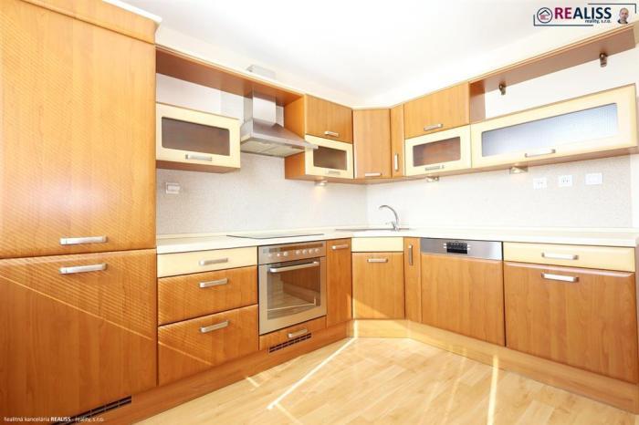 Reality Rezervované - REALISS - Veľkometrážny 3-izbový. zrekonštruovaný a zariadený byt na predaj 