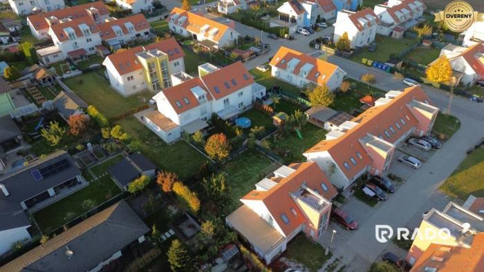 Reality RADO | svetlý 2i byt + 200 m² záhrada | Biely Kostol