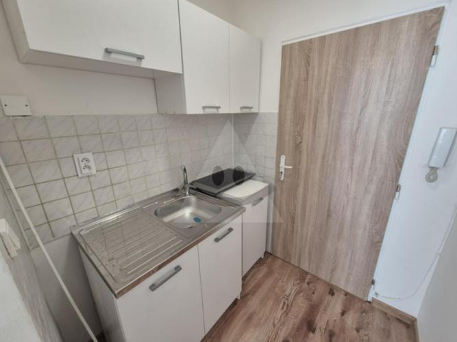 Reality garsónka, Komárno