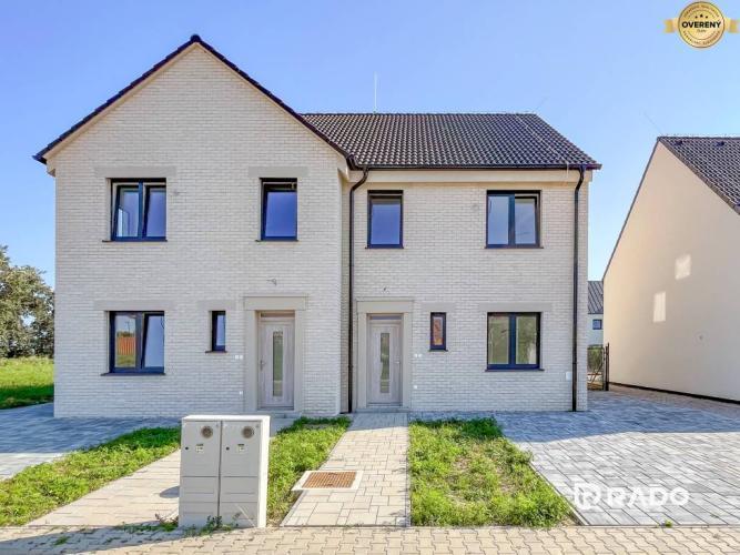 Reality RADO | 5-izbový dvojdom s predzáhradkou pre rodiny v pokojnej zóne