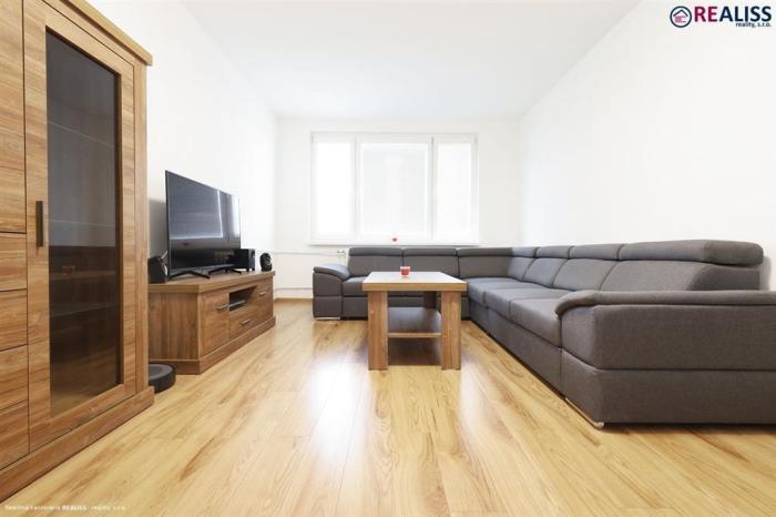 Reality Rezervované - Zrekonštruovaný, zariadený 2-izbový byt na Sládkovičovej ulici – pohodlie, s