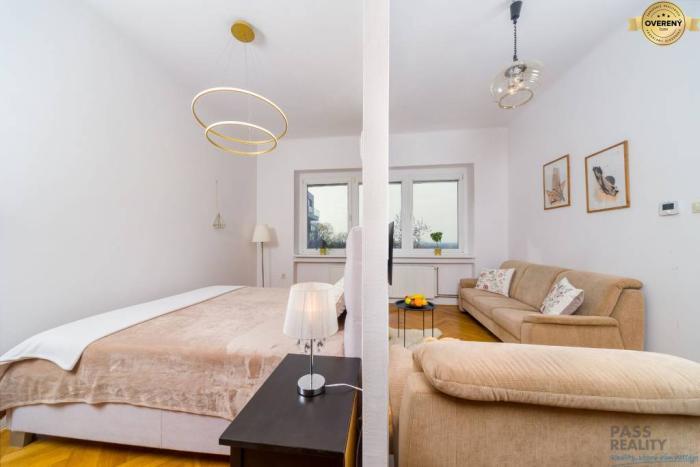 Reality NA PREDAJ veľký 1 izbový byt s impozantnými výhľadmi na hradnom kopci