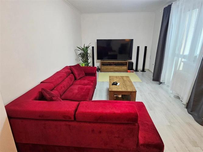 Reality Predaj – priestranný 3-izbový byt s balkónom, Senica – centrum