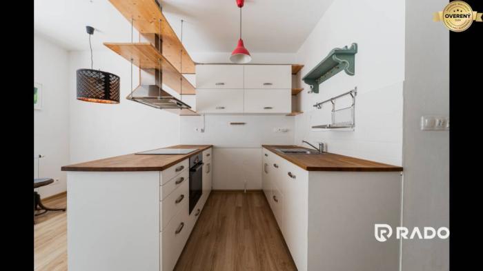 Reality RADO | Moderný 2-izbový byt s balkónom a parkovaním – Vinohrady