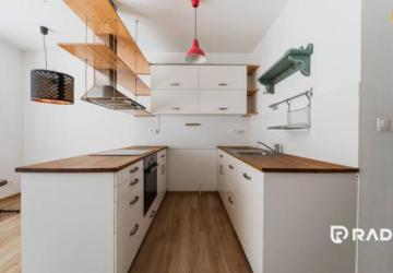 Reality RADO | Moderný 2-izbový byt s balkónom a parkovaním – Vinohrady