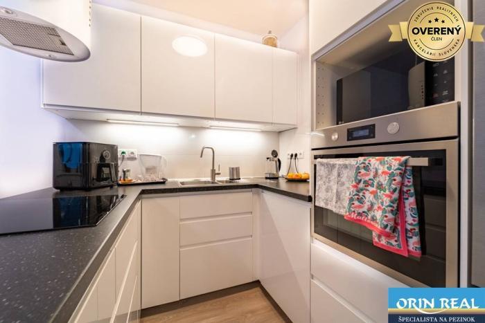 Reality Krásna 2-izbová novostavba s lodžiou, pivnicou a park. miestom