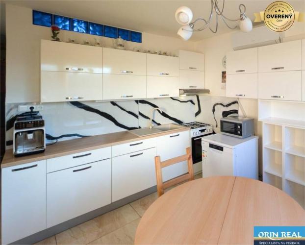 Reality Na predaj pekný priestranný 3 izbový byt Modra 73,5m2