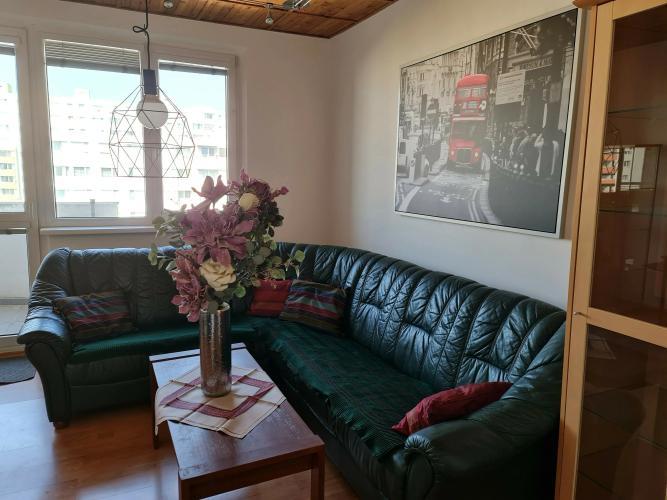 Reality Pekný zariadený 3-izbový byt pri lese s balkónom a výhľadom