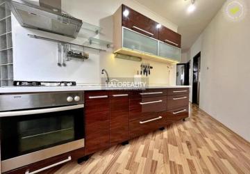 Reality Predaj, trojizbový byt Levice, Rybníky III, po rekonštrukcii, s balkónom, čiastočne zariadený