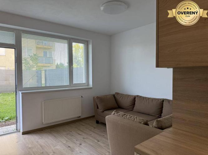 Reality Nový zariadený  3izb. priestor s predzáhradkou a parkovaním. B.Kostol