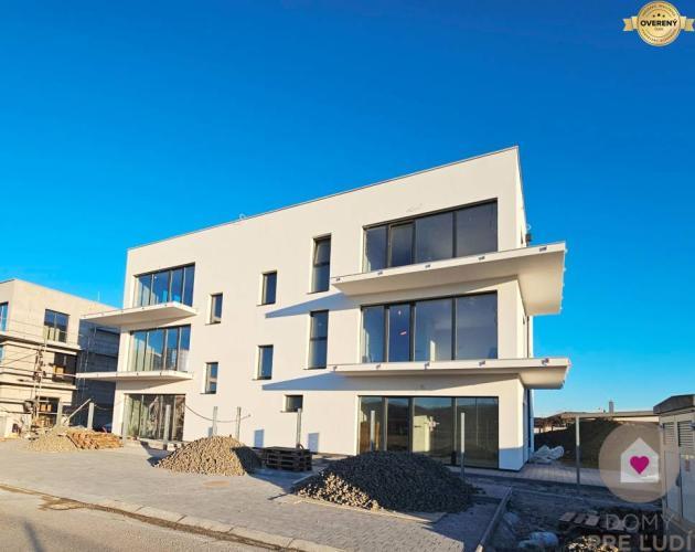 Reality 3i. BYT S VLASTNÝM TEP. ČERPADLOM + KLIMATIZÁCIA A EXTERIÉROVÉ ŽALÚZIE