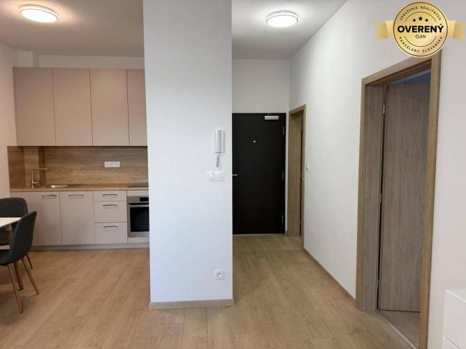 Reality Nový 2-izb. priestor (byt) s pred-záhradkou a parkovaním. B.Kostol
