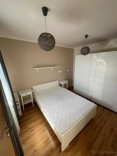 Reality Prenájom 2-izbového bytu s balkónom na Vajnorskej ulici,