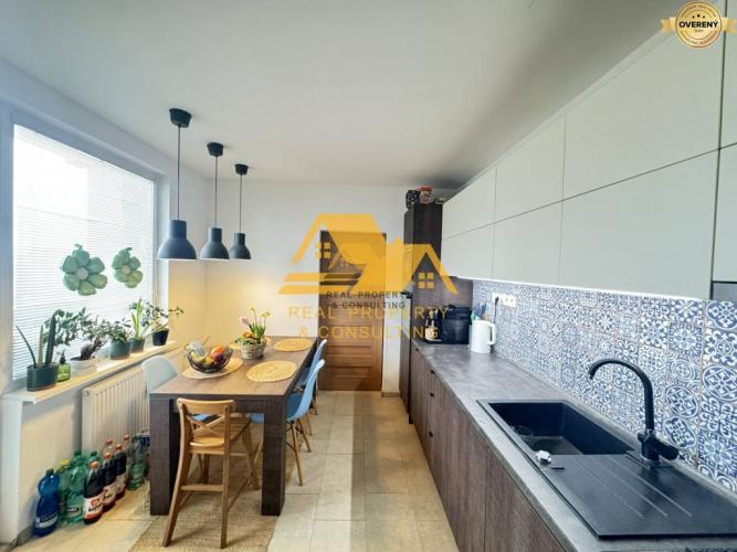 Reality Predám prerobený 3 izbový byt na sídlisku Juh v Nových Zámkoch