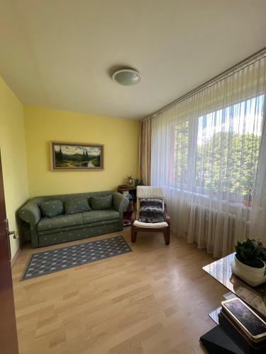 Reality Priestranný a svetlý 4-izbový byt v pokojnej lokalite – Vranovská,