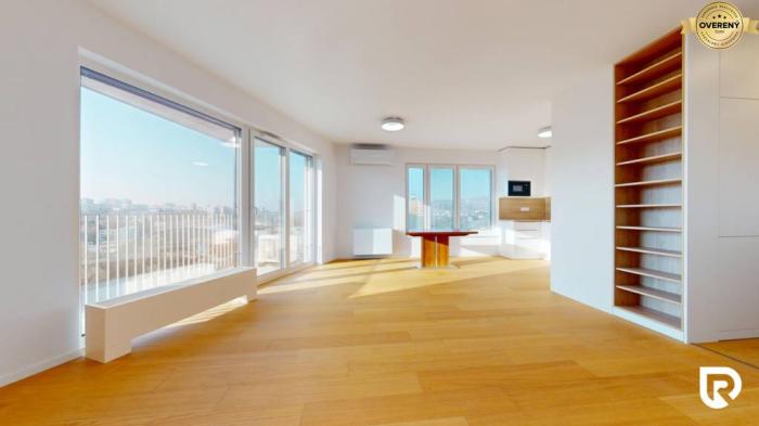 Reality RentHub | Priestranný svetlý 3i byt s krásnym výhľadom | 2 balkóny |