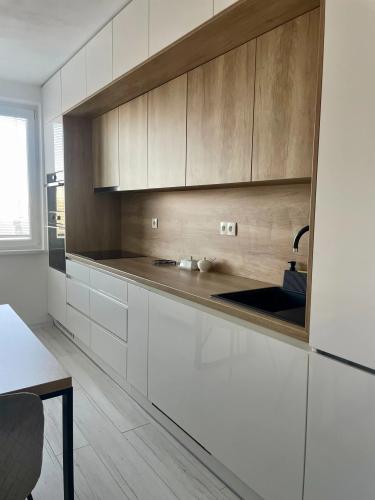 Reality Moderný klimatizovaný 3-izbový byt s dvoma loggiami – Rovniankova ulica,