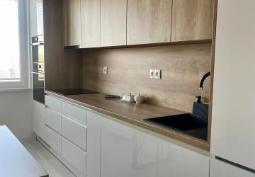 Reality Moderný klimatizovaný 3-izbový byt s dvoma loggiami – Rovniankova ulica,