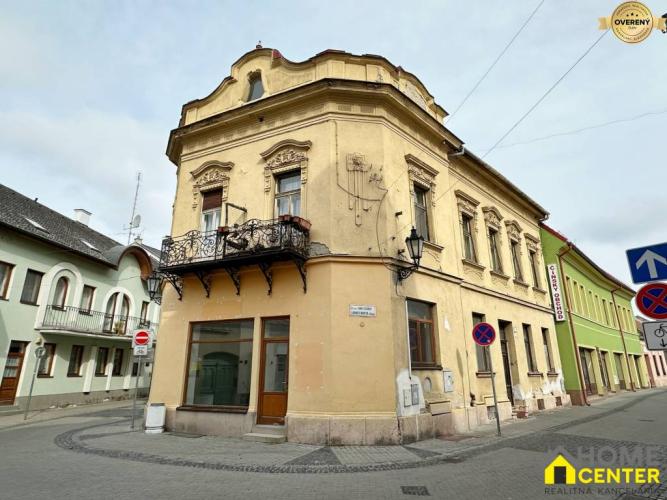 Reality NA PREDAJ 1 IZBOVÝ BYT V PRIAMOM CENTRE MESTA V MEŠTIANSKOM DOME