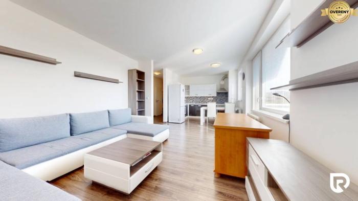 Reality RentHub | Priestranný 2,5-izb. byt s walk-in šatníkom | parkovanie |
