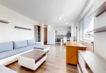 Reality RentHub | Priestranný 2,5-izb. byt s walk-in šatníkom | parkovanie |