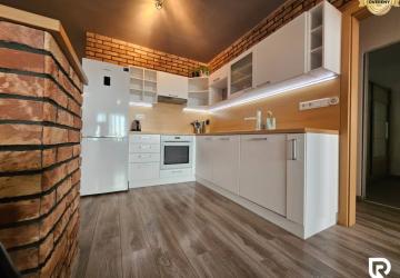 Reality RentHub | útulný | 2,5-izbový | zasklenná loggia | Rezedová ulica