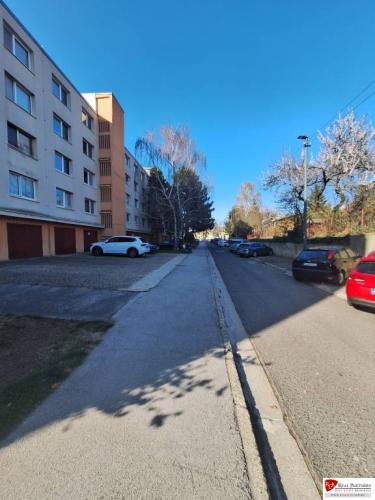 Reality REB.sk moderne zrekonštruovaný priestranný 2izb byt v pokojnej lokalit