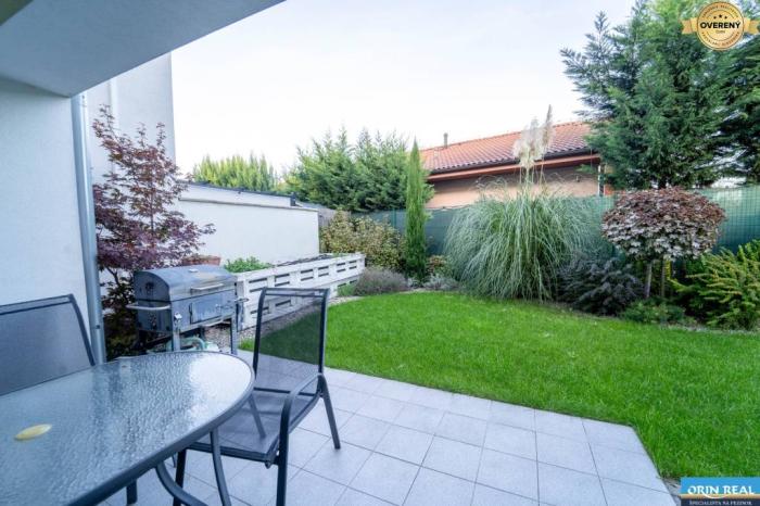 Reality ATRAKTÍVNY 2 IZBOVÝ BYT S VLASTNOU ZÁHRADKOU a 3 parkovacími miestami