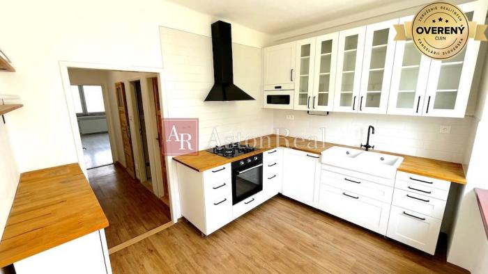 Reality 3-izbový byt po rekonštrukcii, samostatná kuchyňa,park za domom BA III