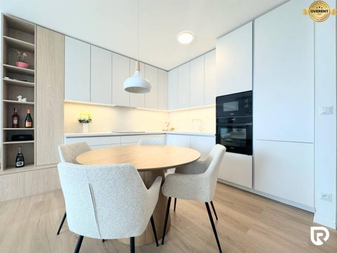 Reality NA PRENÁJOM | Luxusný 2 izbový byt  s parkovacím miestom – Vinohrady