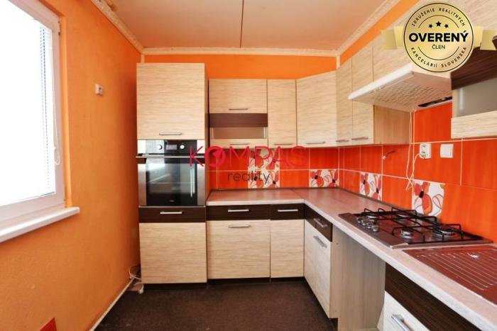 Reality PRIESTRANNÝ, SVETLÝ 3-IZB. BYT SO ZÁHRADOU A GARÁŽOU V  MALEBNEJ OBCI