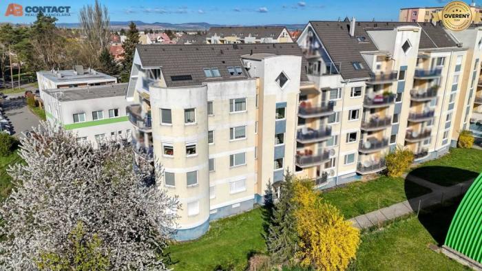 Reality 3 izby, terasa, zimná záhrada, parkovanie, sklad k bytu