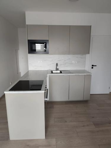 Reality Prenájom moderného 1-izbového bytu s klimatizáciou, fitness a recepciou