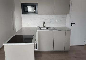 Reality Prenájom moderného 1-izbového bytu s klimatizáciou, fitness a recepciou