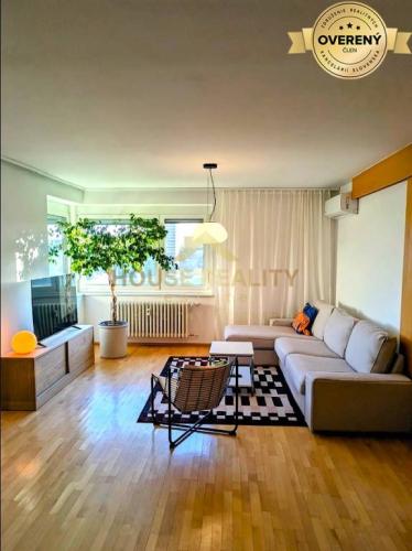 Reality Prenájom veľký 4 izbový byt Martinengova ul., Bratislava I.Staré Mesto