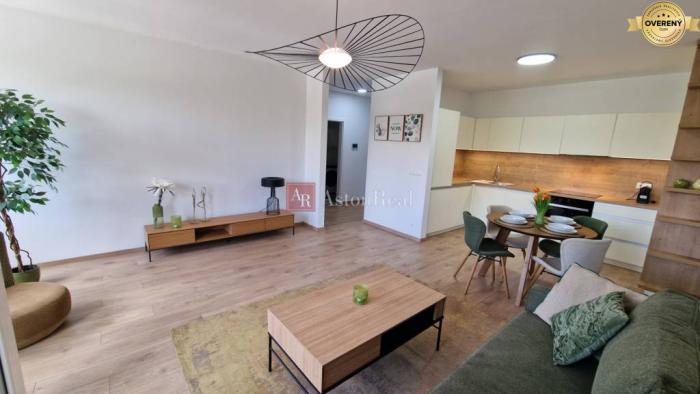 Reality Exkluzívne 2 izbový byt POPRAD Karpatská, s garaž. st., balkón, 58 m2