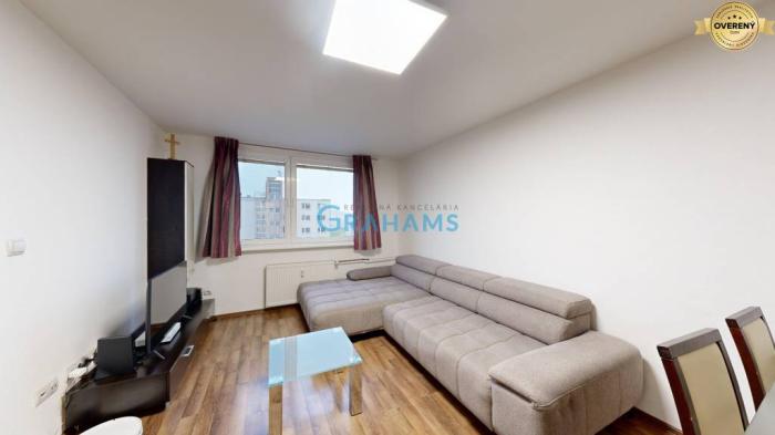 Reality Priestranný a zariadený 3-izbový byt s lodžiou, Drobného