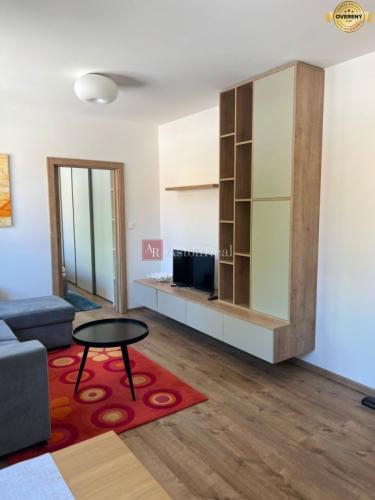 Reality PRENÁJOM: novostavba 2 izb. byt s parkovacím, časť Úsvit - B. Bystrica