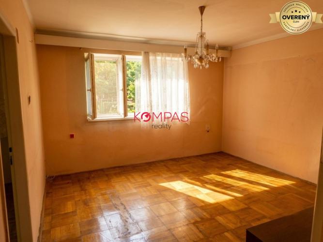 Reality PRÍJEMNÝ 2 IZBOVÝ BYT S POTENCIÁLOM VO VYHĽADÁVANEJ LOKALITE, KRUPINA