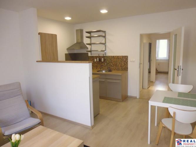 Reality SEKČOV: KOMPLETNE zrekonštruovaný byt so zariadením, 41 m2, 3.NP