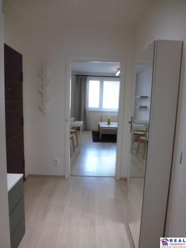 Reality 1,5-izbový VOĽNÝ KOMPLET zrek. byt, 41 m2, v cene zariadenie - SEKČOV