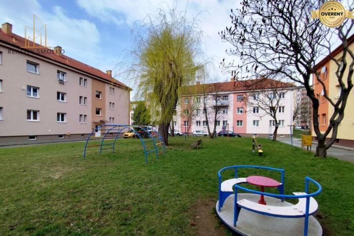 Reality EXKLUZÍVNE: Priestranný 2-izbový byt s vlastnou malou záhradkou v srdc