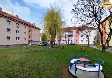 Reality EXKLUZÍVNE: Priestranný 2-izbový byt s vlastnou malou záhradkou v srdc